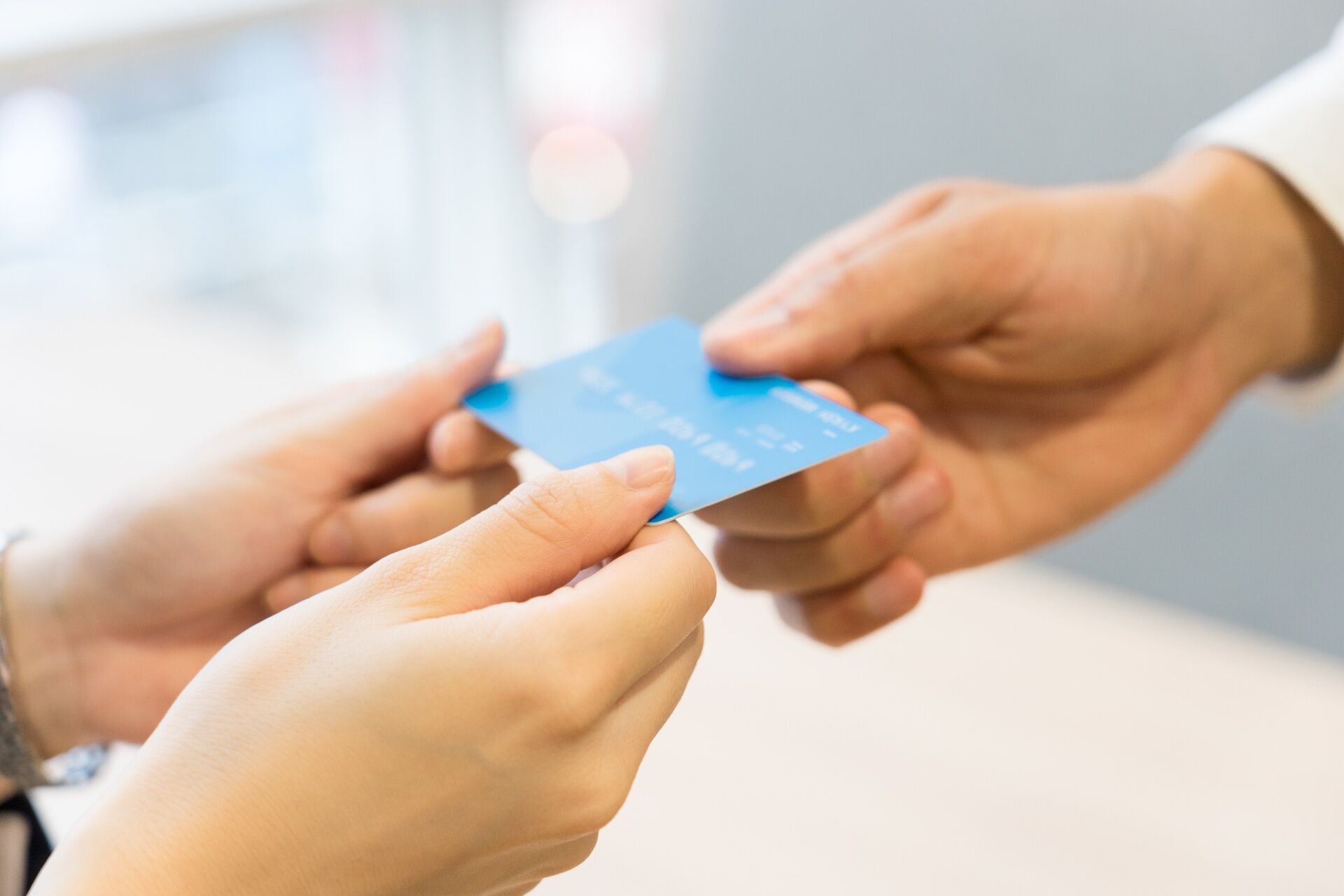 現金かクレジットカードで料金のお支払